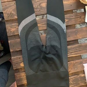 Black and white seamless leggings